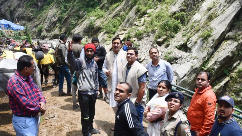 कैबिनेट मंत्री ने किया गौरीकुंड से बाबा केदारनाथ पैदल मार्ग का स्थलीय निरीक्षण,यात्री शेड, पैदल मार्ग के खड़ंजे, शौचालयों व पेयजल की व्यवस्था का भी लिया जायजा।