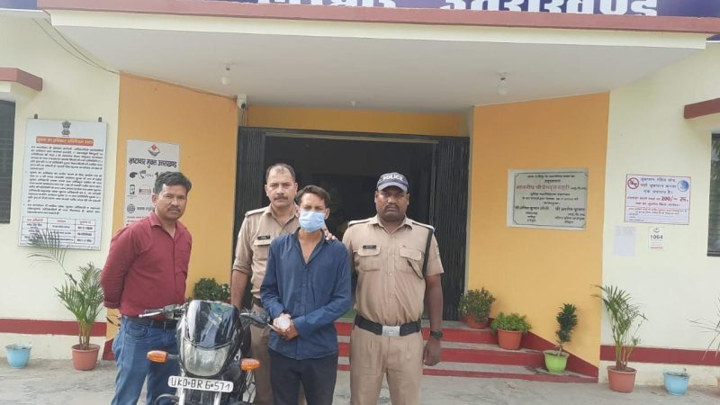 चैन स्नैचिंग के मामले में पुलिस टीम ने दबोचा आरोपी, वारदात में प्रयुक्त वाहन और लूटी गई चेन भी बरामद।