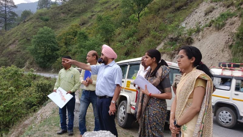 मुख्य सचिव व जिलाधिकारी पहुँचे हनोल मंदिर किये दर्शन, लिया विभिन्न विकास कार्यो का जायजा।
