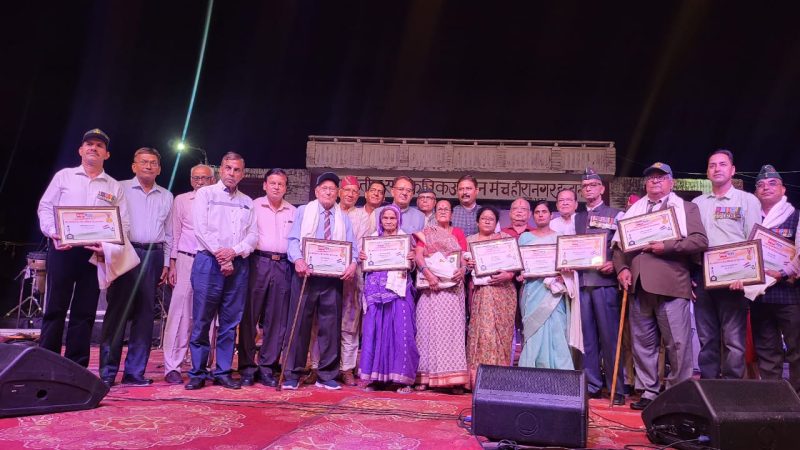 वीर नारियों वीरांगनाओं पूर्व सैनिकों को सम्मानित, पर्वतीय उत्थान मंच, हीरा नगर हल्द्वानी में दैनिक अखबार द्वारा आयोजित कार्यक्रम को संबोधित करते कैबिनेट मंत्री।