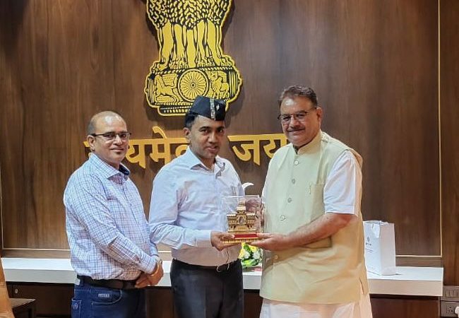 गोवा के सीएम प्रमोद सावंत से शिष्टाचार भेंट करते कैबिनेट मंत्री।
