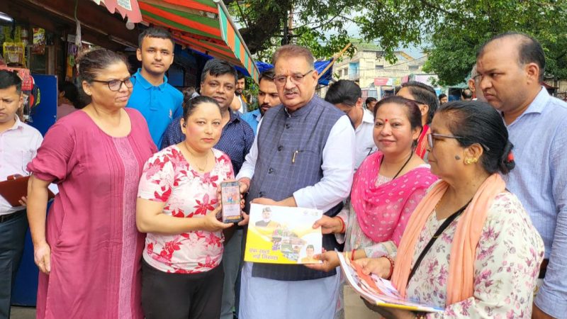 भाजपा के घर-घर संपर्क अभियान के तहत व्यापारियों एवं विशिष्ट लोगों से मुलाकात करते कैबिनेट मंत्री।
