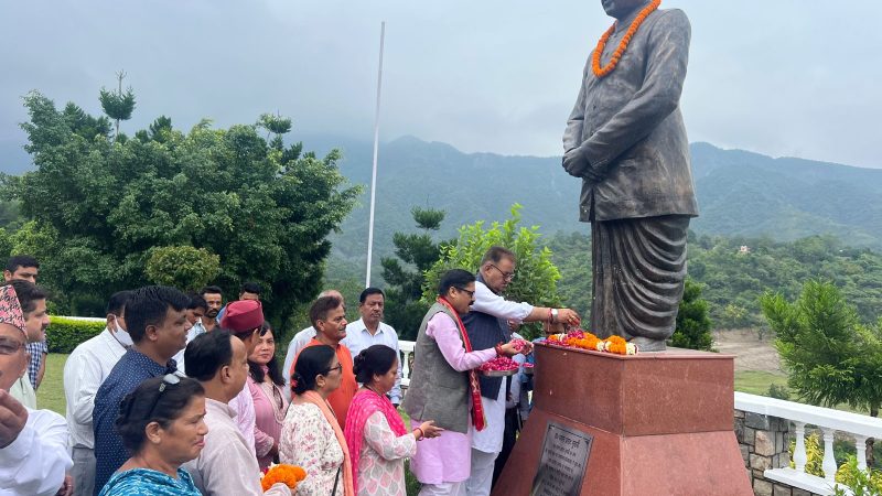 डॉ. श्यामा प्रसाद मुखर्जी के बलिदान दिवस पर पुष्पांजलि अर्पित करते कैबिनेट मंत्री।