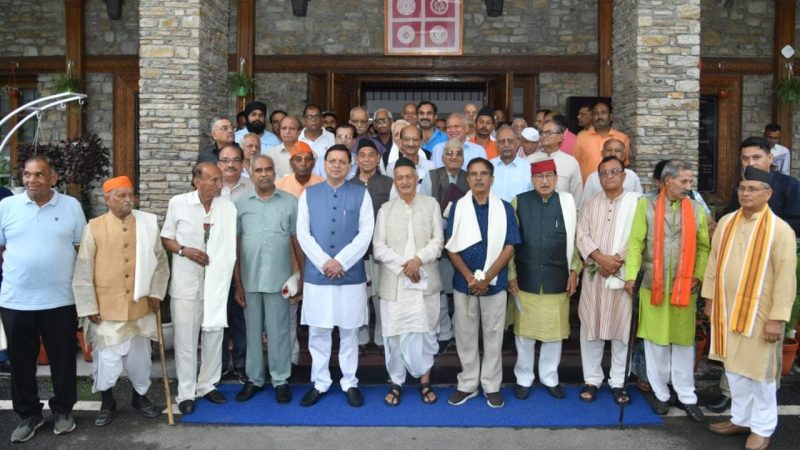 मुख्यमंत्री धामी ने किया उत्तराखंड के लोकतंत्र सेनानियों को किया सम्मानित, लोकतंत्र सेनानियों के आश्रितों को भी मिलेगा सम्मान।