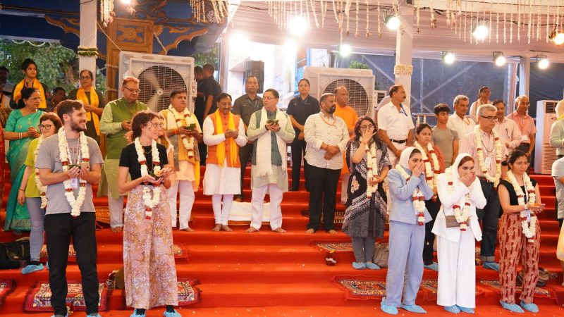कल _कल बहती व सुकून देने वाली माँ गंगा की धारा के तट पर गंगा आरती और भजन संगीत में डूबे जी20 के विदेशी मेहमान, मुख्यमंत्री और अन्य जनप्रतिनिधियों ने भी किया प्रतिभाग।