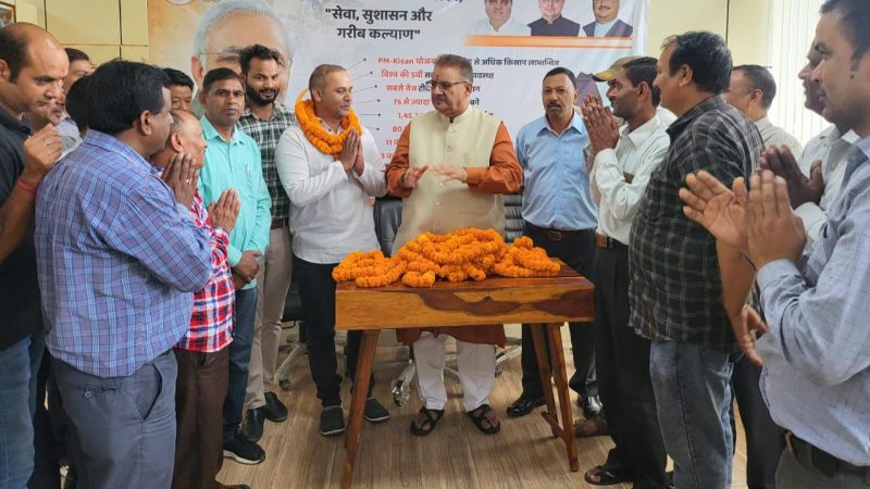 ऊर्जा निगम के सेल्फ हेल्प ग्रुप के कर्मचारियों ने सैनिक कल्याण मंत्री के कार्यालय पहुंचकर जताया आभार।