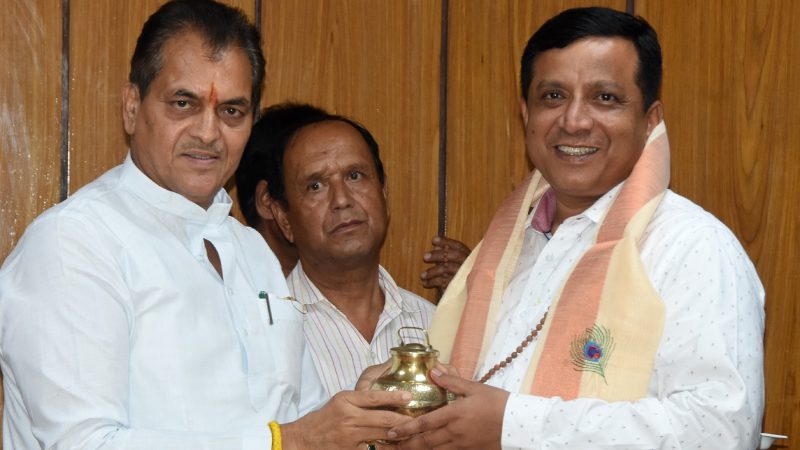 वित्त मंत्री ने विधान सभा स्थित कार्यालय कक्ष में G-20 में सम्मिलित अधिकारियों तथा कर्मचारियों को सम्मानित किया।