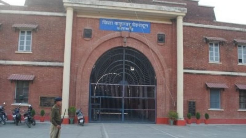 जेल में कैदी भिड़े, केंची से किया हमला, घायल को पहुँचाया हॉस्पिटल, हालात स्थिर।