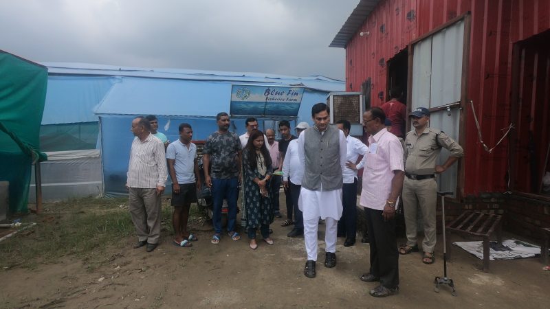 बादल फटने से बाढ़ की चपेट में आया फार्म, क्षतिग्रस्त हुए फार्म का कैबिनेट मंत्री ने किया निरीक्षण।