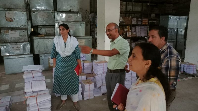 जिलाधिकारी ने किया कलेक्टेट परिसर स्थित रिकार्डरूम का औचक निरीक्षण,  रिकार्डरूम की समुचित व्यवस्थाओं को सुव्यवस्थित करने के दिये निर्देश।