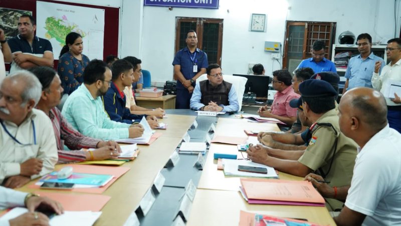देर रात सचिवालय स्थित आपदा कन्ट्रोल रूम में औचक निरीक्षण करने पहुंचे मुख्यमंत्री धामी, सभी अधिकारी 24 घंटे एक्टिव मोड में रहे, लापरवाही बरतने वाले पर होगी कार्यवाही।