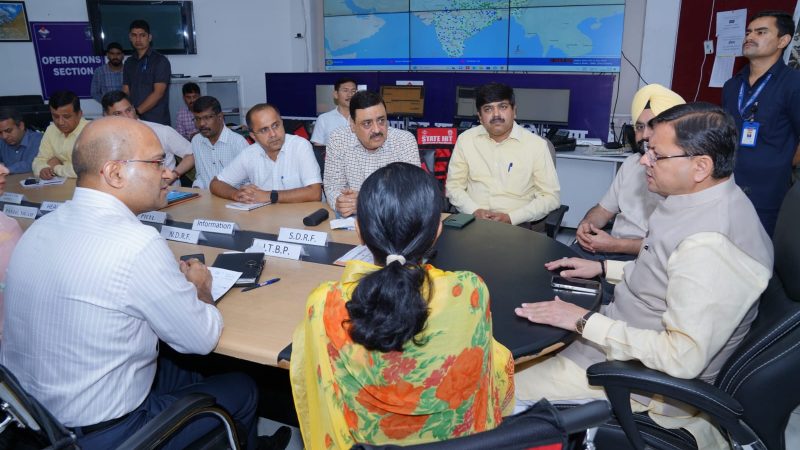 सीएम धामी ने आपदा कन्ट्रोल रूम में आपदा राहत कार्यों की समीक्षा, सचिव अपने विभागों से संबंधित कार्य योजना बनाए और प्रभावी कार्यवाही करने के निर्देश।