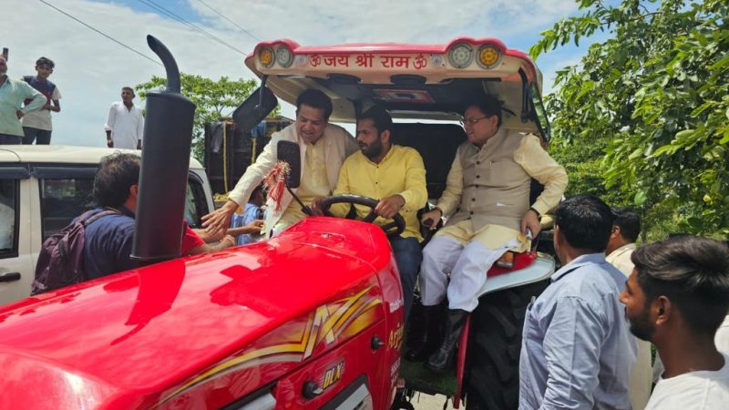 रेस्क्यू बोट एवं ट्रेक्टर पर बैठकर मुख्यमंत्री धामी ने किया लक्सर क्षेत्र के जलभराव वाले क्षेत्रों का स्थलीय निरीक्षण, लिया स्थिति का जायजा प्रभावितों से राहत पहुंचाने के निर्देश।