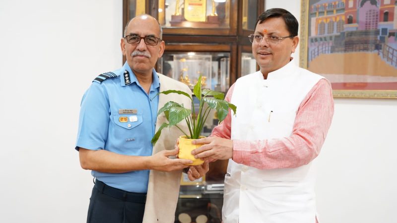 मुख्यमंत्री धामी से शुक्रवार को मुख्यमंत्री आवास में एयर मार्शल, रवि गोपाल कृष्णा कपूर, एयर ऑफिसर कमांडिंग -इन -चीफ, मध्य वायु कमान ने की शिष्टाचार भेंट।