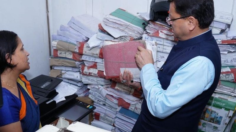मुख्यमंत्री ने किया रजिस्ट्रार ऑफिस का औचक निरीक्षण,भूमि के दस्तावेजों में फर्जीवाड़ा करने वालों के विरूद्ध सख्त कार्रवाई के निर्देश।