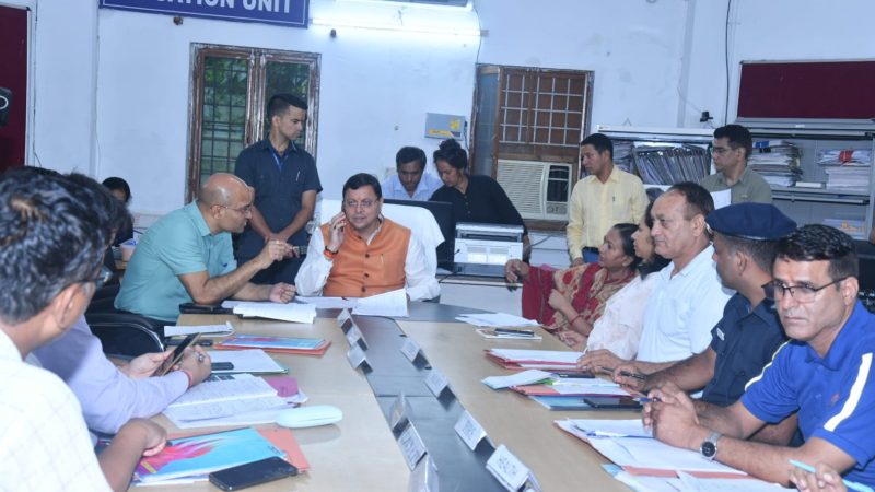 भारी बारिश के चलते मुख्यमंत्री धामी पहुंचे आपदा प्रबंधन कंट्रोल रूम, सेना, एनडीआरएफ, एसडीआरएफ द्वारा तैनात की गई फोर्स की ली जानकारी,दिए आवश्यक निर्देश।