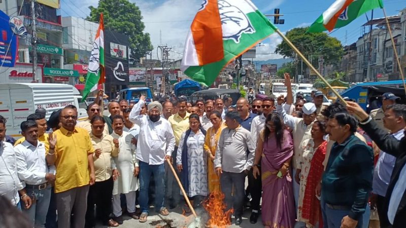 मणिपुर में महिलाओं के साथ शोषण के खिलाफ कांग्रेस पार्टी ने किया केन्द्र सरकार का पुतला दहन।