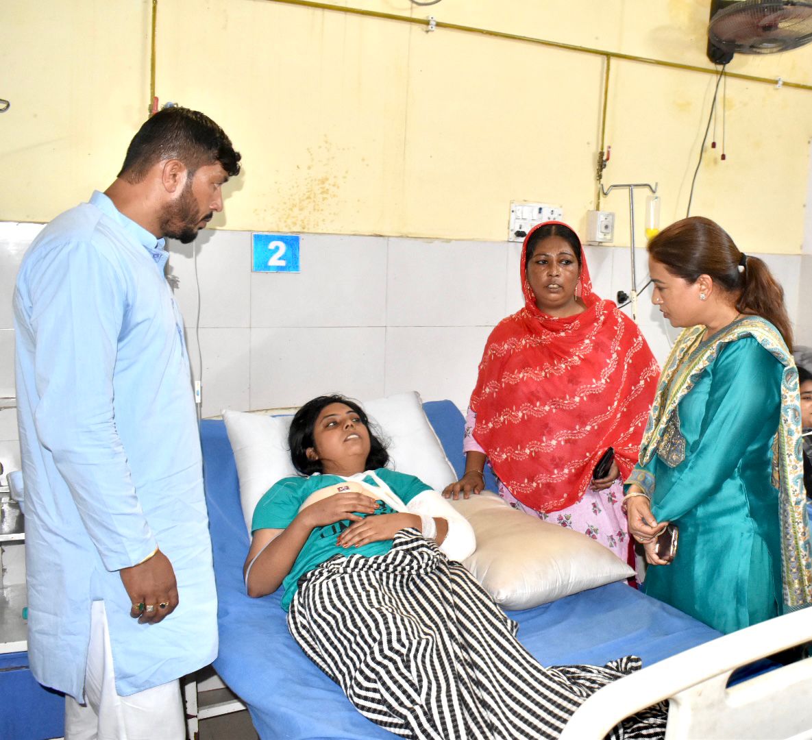कैबिनेट मंत्री ने काशीपुर पहुंचकर सड़क हादसे में घायल श्रमिकों का जाना हाल,डॉक्टरों को दिए घायलों के समुचित इलाज करने के निर्देश।