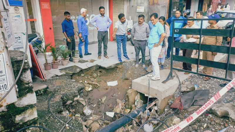 देहरादून स्मार्ट सिटी द्वारा किये जा रहे कार्यों के निरीक्षण के बाद भी नही जागे अधिकारी, स्मार्ट सिटी के कार्यों में कई खामियां मिलने पर अधिकारियों को जमकर लगी थी फटकार।