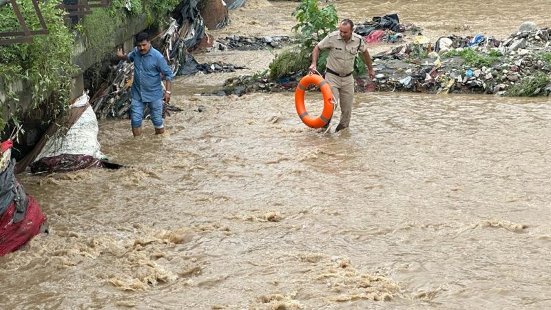 नाले में अचानक तेज बहाव की चपेट में आया युवक,तलाश में जुटी पुलिस और SDRF।
