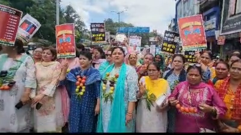 बढ़ती महंगाई के विरोध में महिला कांग्रेस उतरी सड़को पर, किया जोर दार प्रदर्शन।