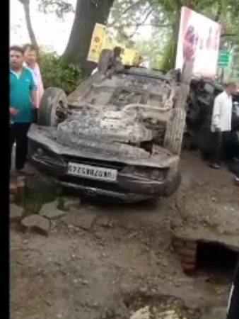 मसूरी देहरादून मार्ग कॉलेज के पास तेज रफ्तार कार का आतंक, 7 लोग गंभीर रूप से घायल।
