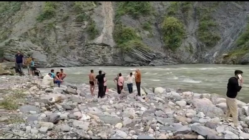 जलाभिषेक करने आई महादेव मंदिर में दो युवतियां, पैर फिसलने के कारण दोनों बह गई, शव बरामद।