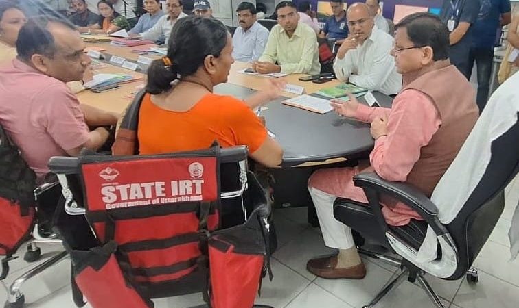 प्रदेश में भारी बारिश के अलर्ट के बाद मुख्यमंत्री धामी पहुँचे आपदा कन्ट्रोल रूम, बारिश की स्थिति के संबंध में अधिकारियों से की जानकारी प्राप्त।