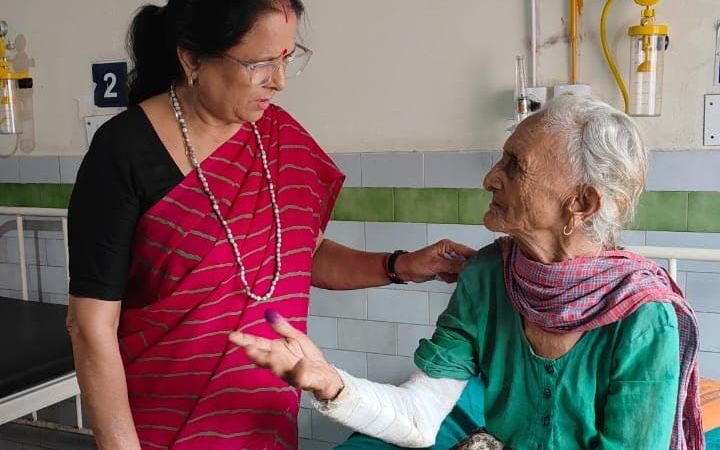 बेटे,बहु और नाती ने मिलकर पीटा 90 वर्ष से अधिक उम्र की वृद्ध महिला को- महिला आयोग की अध्यक्ष ने दिए कार्यवाही के निर्देश, मौके पर किया अस्पताल का निरीक्षण।