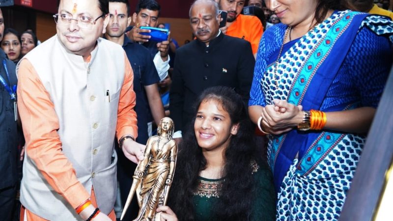 मुख्यमंत्री ने तीलू रौतेली एवं आंगनबाड़ी कार्यकत्री पुरस्कार 2022-23 किये प्रदान,14 महिलाओं को राज्य स्त्री शक्ति तीलू रौतेली पुरस्कार एवं 35 महिलाओं को आंगनबाड़ी कार्यकत्री को दिए पुरस्कार।
