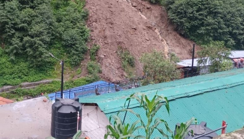 गौरीकुण्ड में हुआ बड़ा हादसा,भूस्खलन की चपेट में आने से 3 बच्चे मलवे में दबे, 2की मौत 1 घायल।