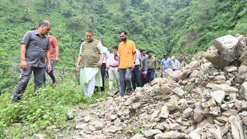 बारिश से हुए टपकेश्वर मंदिर क्षेत्र तथा भीतरली गांव में हुए नुकसान का स्थलीय, केबिनेट मंत्री ने बारिश से कृषि भूमि को हुए नुकसान का आंकलन कर शीघ्र मुआवजा राशि देने के अधिकारियों को निर्देश।