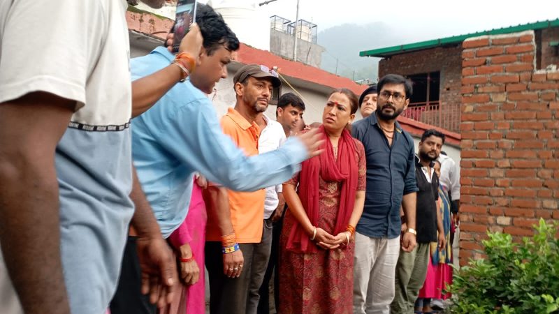 प्रभारी मंत्री ने अधिकारियों को दिए आपदा के मद्देनजर अलर्ट मोड़ पर रहने के निर्देश,नैनीताल जनपद के काठगोदाम, रकसिया, कलसिया और देवखडी क्षेत्र में आई आपदा का किया निरीक्षण,प्रभावित परिवारों का जाना हाल,दी आर्थिक सहायता।