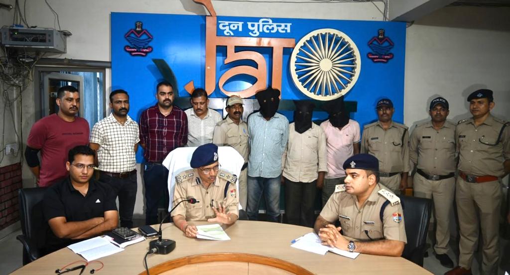 आपॅरेशन प्रहार के अंतर्गत दून पुलिस की बडी कार्यवाही, रजिस्ट्रार ऑफिस के अभिलेखों में धोखाधडी कर करोडो रू0 की जमीनों की खरीद फरोख्त करने वाले अन्तर्राज्जीय गिरोह के 03 सदस्यों को किया गिरफ्तार।