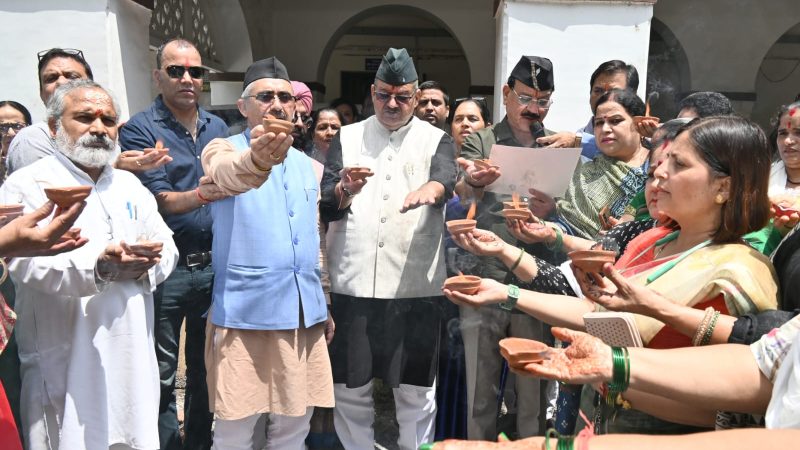 नगर निगम में आयोजित मेरा देश मेरी माटी अभियान के तहत मिट्टी को नमन, वीरों का वंदन कार्यक्रम को संबोधित करते केबिनेट मंत्री।