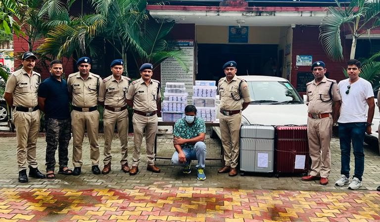 करोडों की चोरी का दून पुलिस ने किया खुलासा, प्रोपर्टी की दलाली करने वाला दलाल ही निकला चोरी का मास्टर माइन्ड, रायपुर पुलिस ने नकदी के साथ दलाल को किया गिरफ्तार।