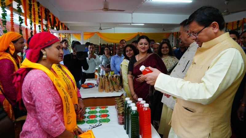 महिला स्वयं सहायता समूहों द्वारा लगाये गये राखी के स्टॉल, स्थानीय उत्पादों को बढ़ावा देने और अच्छी बिक्री, राज्य में ‘मुख्यमंत्री धामी ने सशक्त बहना उत्सव योजना’ की गई शुरुआत।
