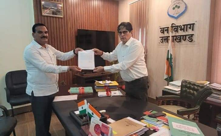 नरभक्षी बाघ को मारने की अनुमति दिए जाने को लेकर वन विभाग मुख्यालय पहुंचे विधायक।