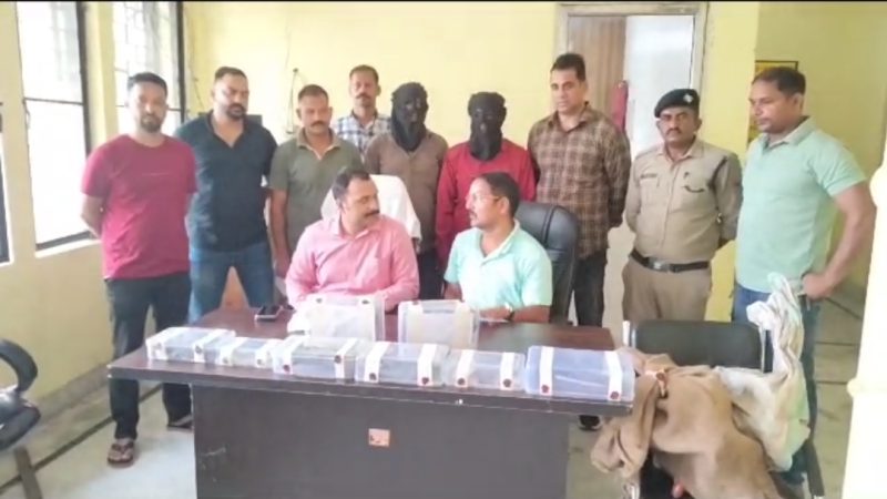 एसटीएफ़ ने की अवैध फैक्ट्री का किया भंडाफोड़,भारी मात्रा में किए अवैध हथियार बरामद, कई राज्यों में करते थे हथियार सप्लाई।