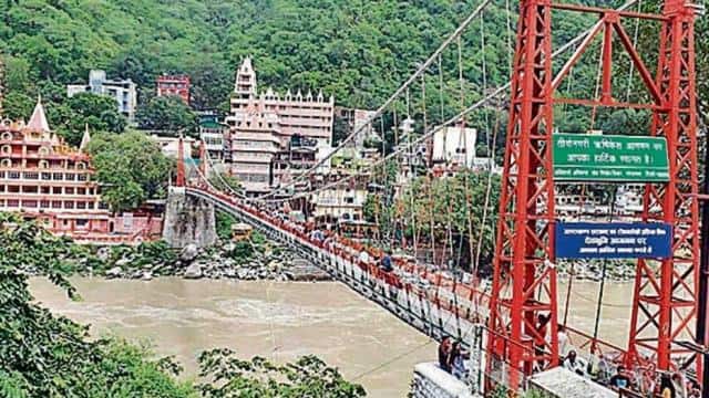 लक्ष्मण झूला की सुरक्षा दीवारें क्षतिग्रस्त, आवाजाही बंद।