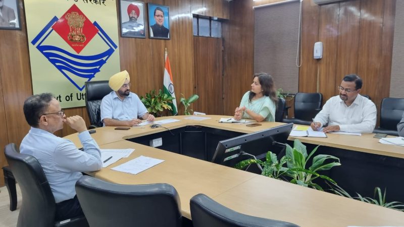 मुख्य सचिव ने सचिवालय में प्रधानमंत्री ग्राम सड़क योजना के तहत् प्रदेश में किये जा रहे कार्यों की वित्तीय एवं भौतिक प्रगति की समीक्षा बैठक ।
