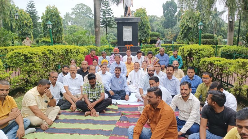 राजधानी दून के गांधी पार्क में राष्ट्रपिता महात्मा गांधी की प्रतिमा के नीचे पूर्व मुख्यमन्त्री ने क्यों किया सांकेतिक उपवास।