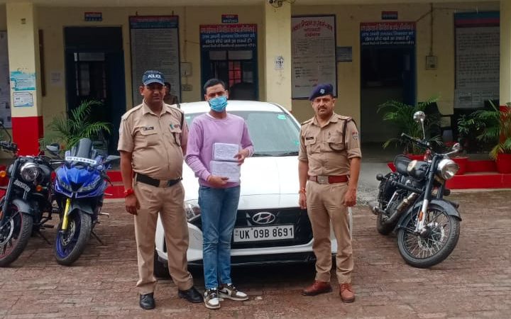 फर्जी आई0डी0 पर लोन/वाहन/मोबाइल फोन बरामद, नटवरलाल आया दून पुलिस की गिरफ्त में, अभियुक्त के कब्जे से 04 वाहन तथा कई फर्जी पहचान-पत्र बरामद।