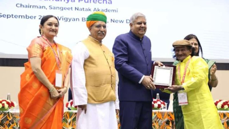 जीवन की सांध्यवेला में मिला उत्कृष्ट सम्मान, जगदीश ढौंड़ियाल को मिला संगीत नाटक अकादमी का अमृत पुरस्कार, उपराष्ट्रपति जगदीप धनखड़ ने किया सम्मानित।