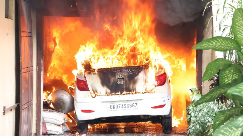 देहरादून के बसंत विहार क्षेत्र में वाडिया इंस्टिट्यूट के पास की घटना, गैराज में लगी भीषण आग।