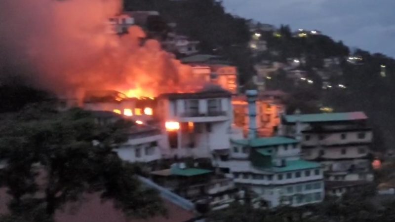 मसूरी के होटल में लगी भीषण आग,स्थानीय पुलिस दमकल कर्मी आग पर काबू पाने में जुटे, होटल के स्टाफ का रेस्कयू।