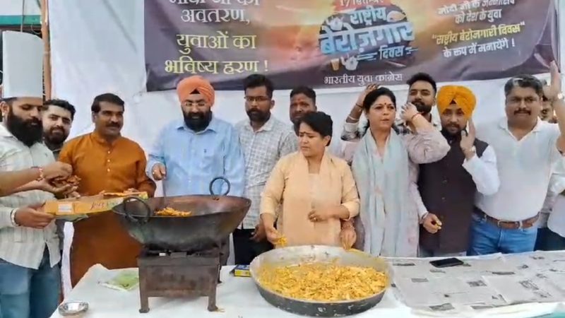 पीएम के जन्मदिवस पर कांग्रेसियों ने तले पकोड़े,भाजपा इसको सेवा सप्ताह के रूप में मना रही।