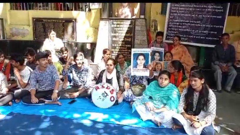अंकिता भंडारी हत्या कांड का 1 साल पूरा, वीआईपी अभी भी नकाबपोश, श्रीनगर मे आंदोलन शुरू, आंदोलकारियों ने अंकिता भंडारी को दी श्रद्धांजलि।