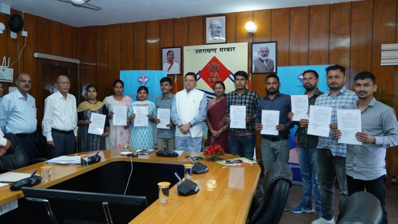 उत्तराखण्ड अधीनस्थ सेवा चयन आयोग के कनिष्ठ सहायक परिवहन विभाग माध्यम से चयनित अभ्यर्थियों को मुख्यमंत्री धामी ने नियुक्ति पत्र किये प्रदान