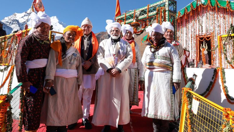 पीएम आये  सौगात लाये, बजा डमरू-शंख  उत्तराखंड को लगाए विकास के पँख।